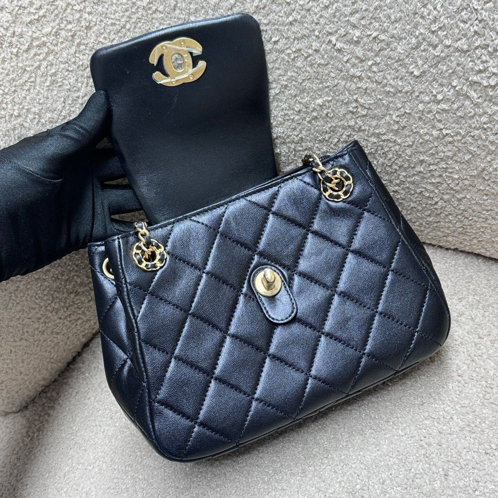 Chanel 24p hobo