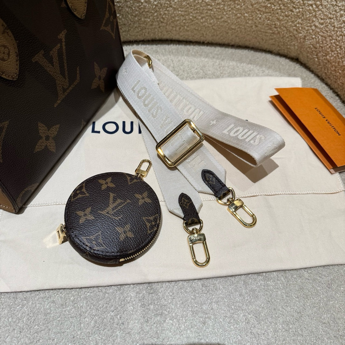 Louis Vuitton onthego Small portable shoulder bag